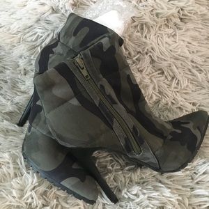 Camo booties size 7 ,new